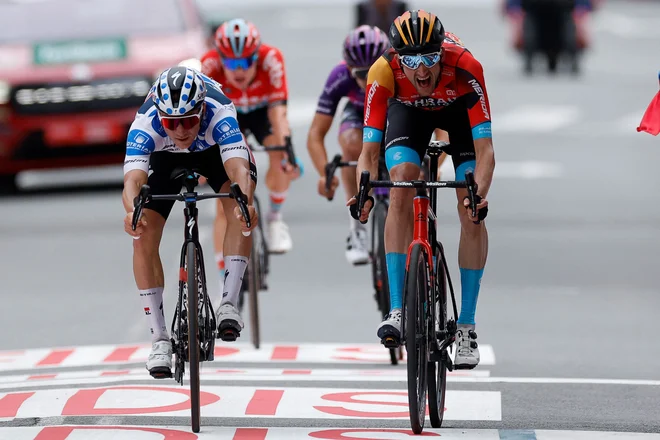 Wout Poels (desno) je v šprintu presenetil Remca Evenepoela. FOTO: Oscar Del Pozo/AFP