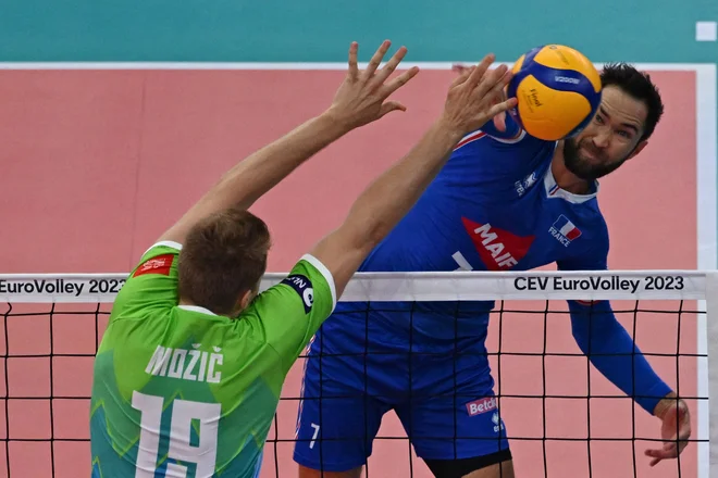 Kevin Tillie attaque le bloc slovène Rok Možič.  PHOTO : Andreas Solaro/AFP