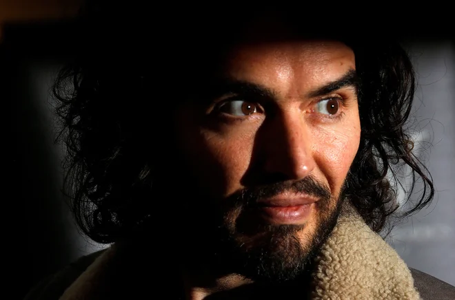 Russell Brand pozira fotografom. Fotografija je nastala decembra leta 2014. FOTO: Suzanne Plunkett/Reuters