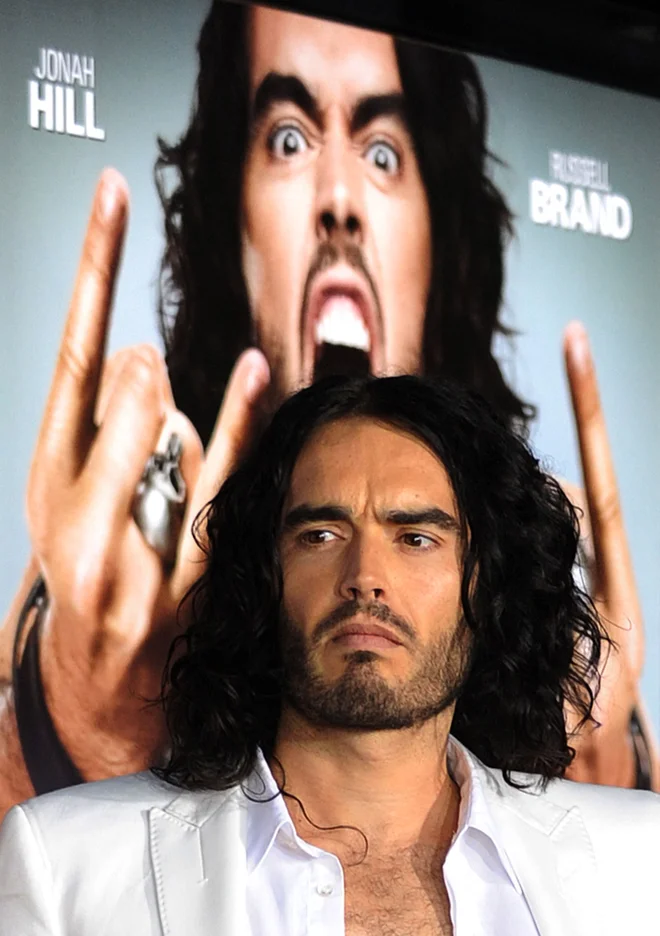 Russell Brand se sooča z obtožbami o posilstvu in spolnem nadlegovanju. FOTO: Mark Ralston/Afp