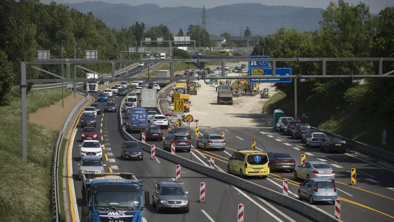 Fotografija: Delo na severnem delu ljubljanske obvoznice med izvozoma Bežigrad in krožiščem Tomačevo julija 2021. FOTO:: Jure Eržen/Delo