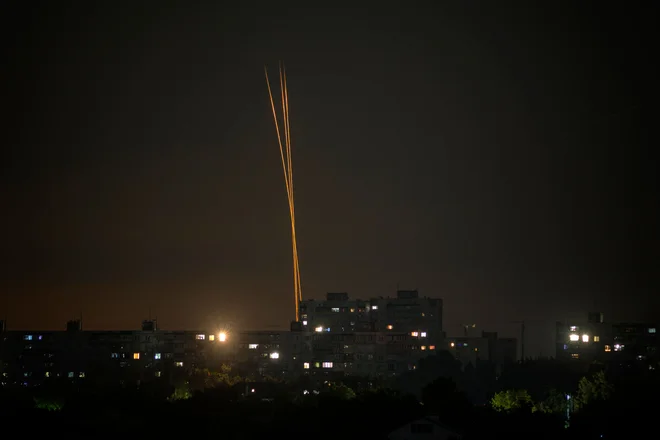 Posnetek ruske rakete nad Harkovom. FOTO: Vadym Bielikov/Afp