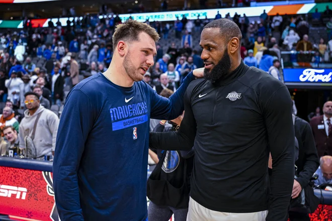 Zdaj vidimo, zakaj so zadnja leta v ligi NBA najboljši Srb Nikola Jokić, Slovenec Luka Dončić (levo, desno LeBron James), Kamerunec Joel Embiid, Grk Giannis Antetokoumpo in Kanadčan Shai Gilgeous-Alexander, si pravijo Američani. FOTO: Jerome Miron Usa Today Sports