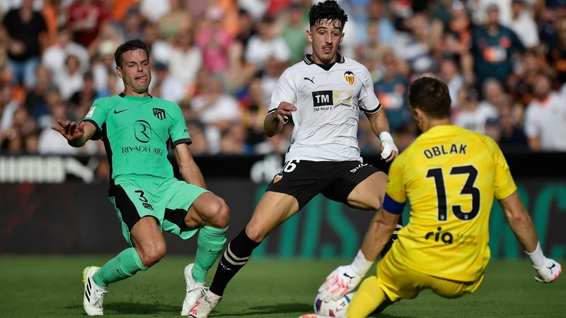 Fotografija: Jan Oblak je prejel na gostovanju v Valencii tri gole. FOTO: Pablo Morano/Reuters