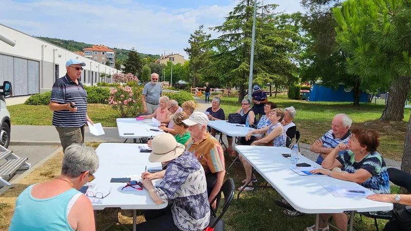 Fotografija: Zavod Simbioza in Ljudska univerza Velenje s projektom Mobilni heroji prideta do ljudi, ki digitalno znanje potrebujejo. Foto Simbioza