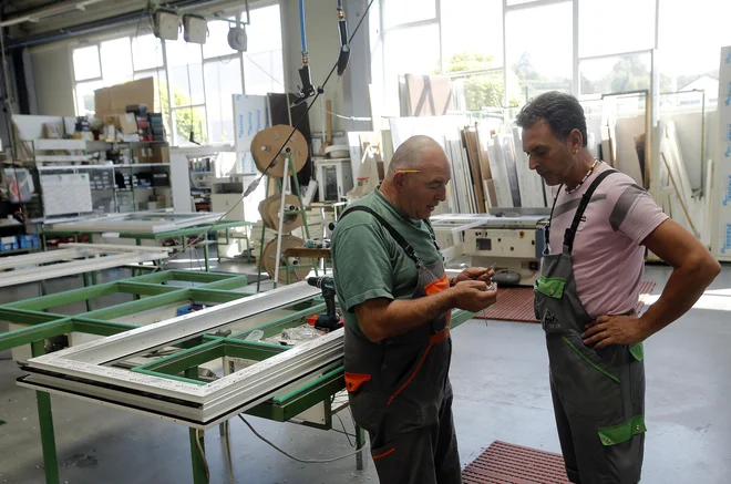 Eden od pomembnih ukrepov v podjetjih, kjer se zavedajo pomena skrbi za starejše, je spodbujanje medgeneracijskega sodelovanja. FOTO: Blaž Samec/Delo