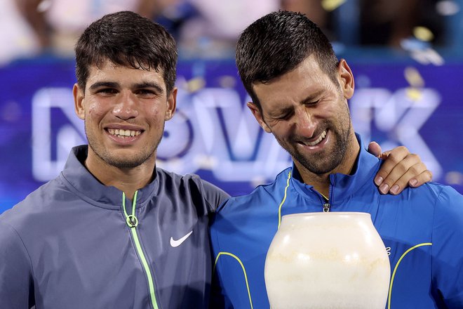 Novak Đoković (desno) in Carlos Alcaraz bijeta bitko za najboljšega teniškega igralca na svetu. FOTO: Matthew Stockman/Getty Images Via AFP