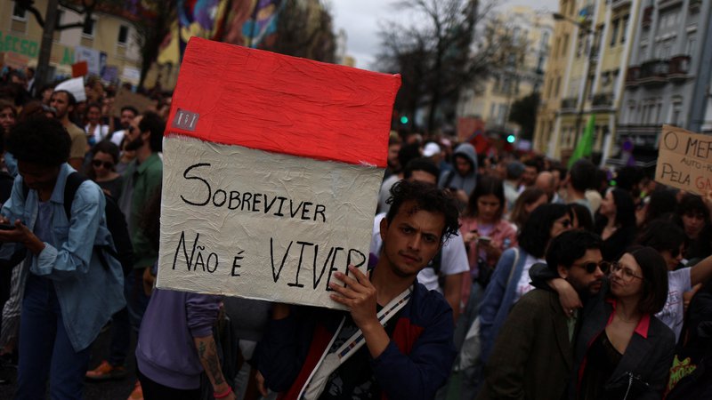 Fotografija: Številni Portugalci so spomladi protestirali, češ da je dostojna streha nad glavo pravica.

FOTO: Pedro Nunes/Reuters