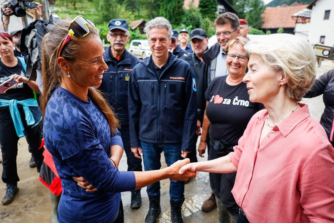 Predsednica evropske komisije Ursula von der Leyen med ogledom posledic poplav v Sloveniji. FOTO: Anže Malovrh/STA/Delo