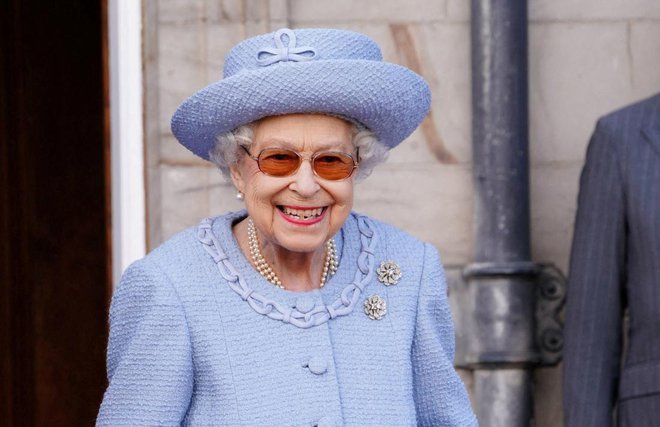 Visoki vladni uradniki so menili, da lahko kraljica Elizabeta II. spametuje Johnsona. FOTO: Reuters