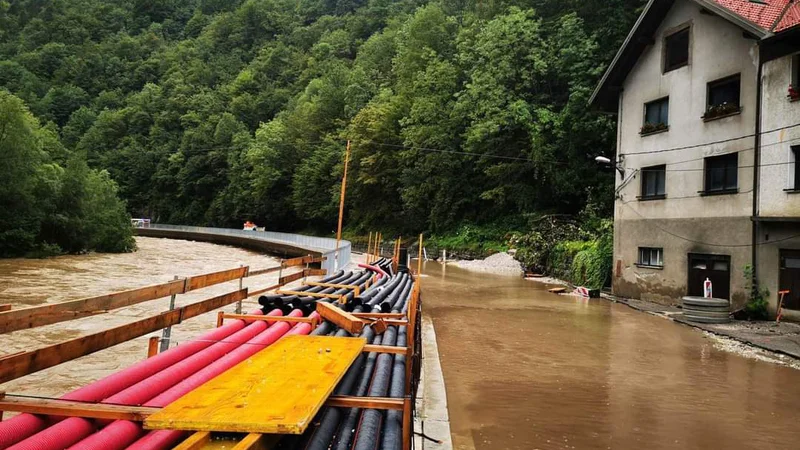 Škoda na občinskih cestah je ogromna. FOTO: PGD Idrija