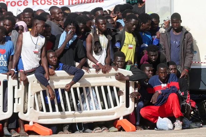 Sprejemni center na Lampedusi je prenatrpan, na otok pa prihajajo vedno nove ladje s prebežniki. FOTO: Yara Nardi/Reuters