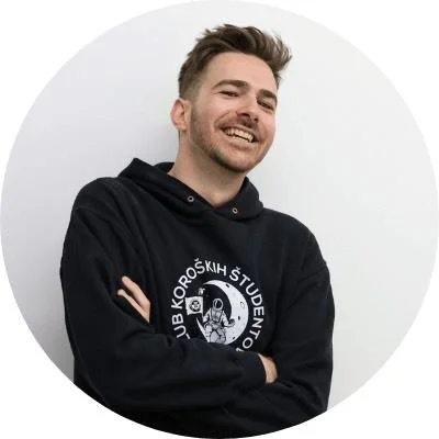 »Nekaj najhujšega je videti svoje bližnje trpeti in si želeti pomagati, biti tam,
a to preprosto
ni mogoče.«

 