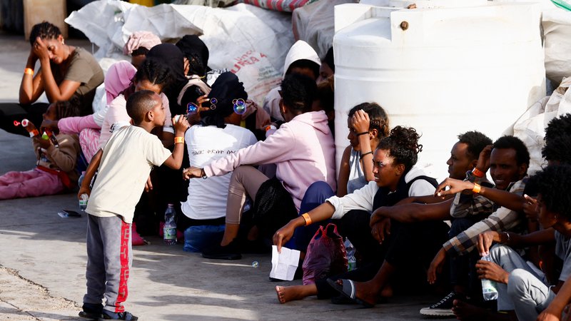 Fotografija: Po podatkih notranjega ministrstva je od začetka leta v Italijo prispelo več kot 127.000 prebežnikov, medtem ko so lani v celotnem letu zabeležili 66.200 prihodov. FOTO: Yara Nardi/Reuters