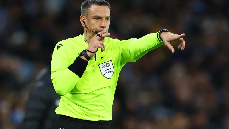 Fotografija: Uefa je zaupala Slavku Vinčiću vodenje tekme med Laziem in Atleticom v Rimu. FOTO: Molly Darlington/Reuters