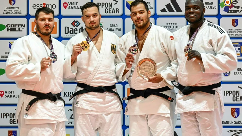 Fotografija: Vito Dragič (drugi z desne) si je v Sarajevu priboril bronasto kolajno. FOTO: Tino Marić/EJU