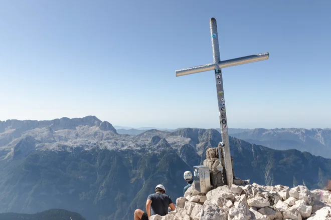 Na vrhu stoji križ. FOTO: Kaja Ribežl