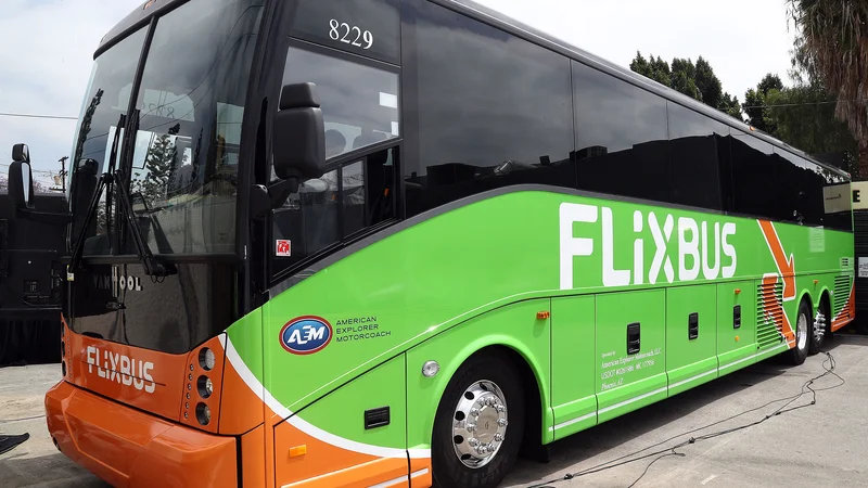 Fotografija: V nesreči prevoznika Flixbus je bilo poškodovanih okoli 20 potnikov, poročajo avstrijski mediji. Fotografija je simbolična. FOTO: Frederick M. Brown/AFP