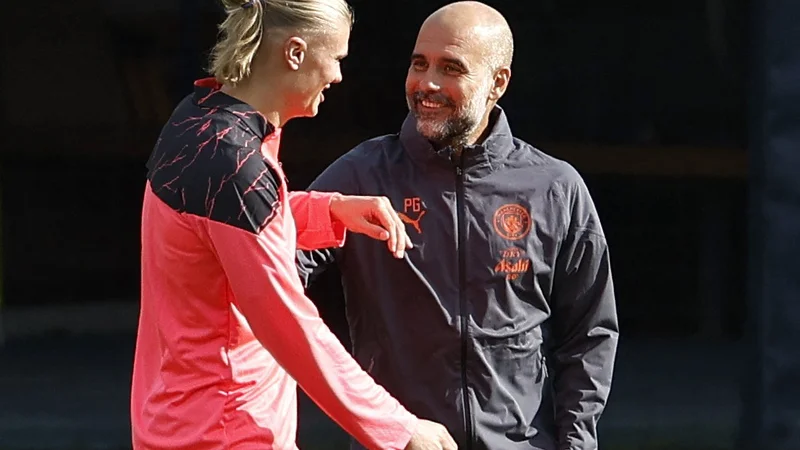 Fotografija: Pep Guardiola je pred začetkom nove sezone v ligi prvakov zelo sproščen. Foto Jason Cairnduff/Reuters