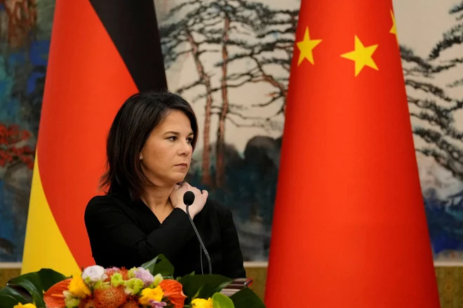 Zunanja ministrica Annalena Baerbock je na novinarski konferenci s kitajskim kolegom Qin Gangom med drugim opozorila na slabo stanje človekovih pravic v tej azijski državi. FOTO: Suo Takekuma/REUTERS