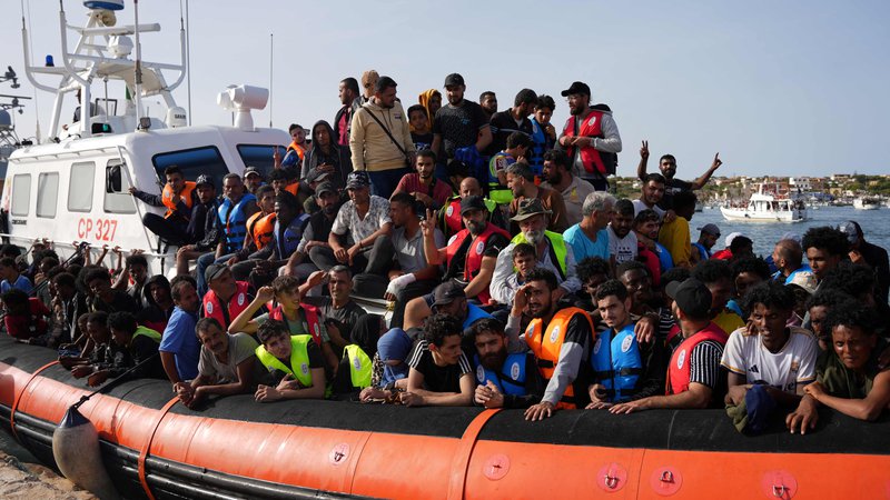 Fotografija: Migranti, ki s čolni prihajajo z obal Afrike na italijanski otok Lampedusa. Nemčija je sporočila, da migrantov iz Italije ne bo več solidarnostno sprejemala. FOTO: Zakaria Abdelkafi/AFP