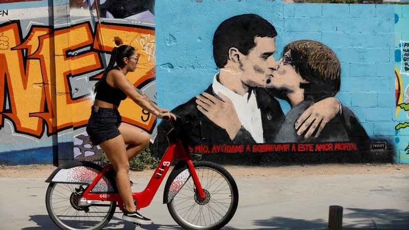 Fotografija: Politična »ljubezen« med Pedrom Sánchezom in Carlesom Puigdemontom FOTO: Albert Gea/Reuters