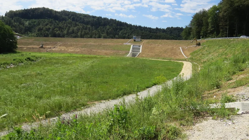 Fotografija: Med avgustovskimi poplavami je zadrževalnik Veliki potok zadržal okoli pol milijona kubičnih metrov vode. FOTO: Bojan Rajšek/Delo
