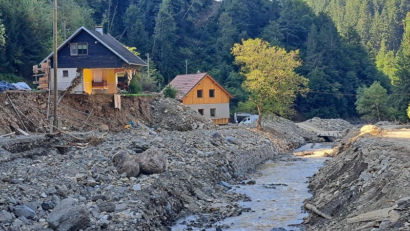 Fotografija: V Rastkah pri Ljubnem ob Savinji bodo popoldne odprli nadomestni montažni most. FOTO: Špela Kuralt/Delo