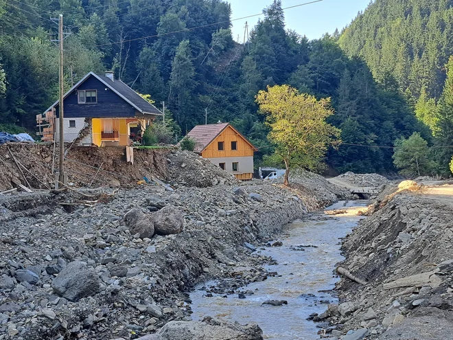 V Rastkah pri Ljubnem ob Savinji bodo popoldne odprli nadomestni montažni most. FOTO: Špela Kuralt/Delo