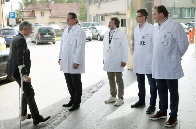Robert Golob je bil danes na viziti na pediatrični kliniki, kakor se je izrazil strokovni direktor pediatrične klinike Marko Pokorn. FOTO: Blaž Samec/Delo