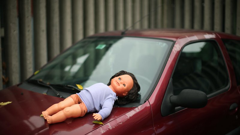 Fotografija: Neuradno naj bi bil otrok v vozilu najmanj dve uri. Fotografija je simbolična. FOTO: Jure Eržen/Delo