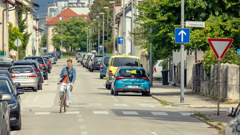 Fotografija: V Šiški so bile v enosmerne ulice nedavno spremenjene Alešovčeva, Podlimbarskega in Podjunska ulica. FOTO: Črt Piksi/Delo