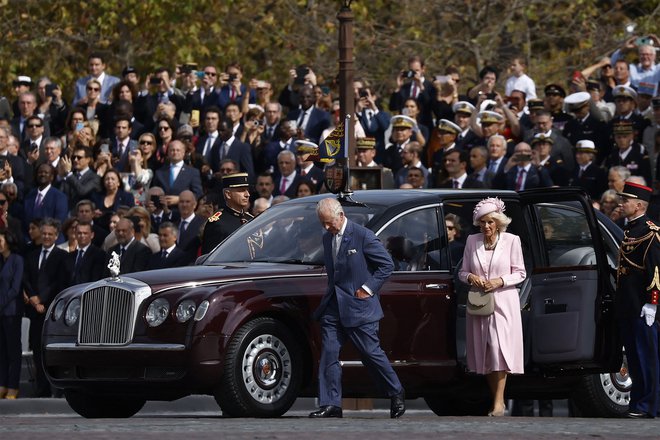 Zaradi protestov so marca preložili prvi državniški obisk kralja Karla III. v tujini. ­Včeraj je britanski kraljevi par vendarle pripotoval v Pariz. FOTO: Yoan Valat/AFP