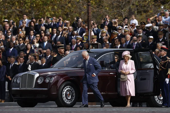 Zaradi protestov so marca preložili prvi državniški obisk kralja Karla III. v tujini. Včeraj je britanski kraljevi par vendarle pripotoval v Pariz. FOTO: Yoan Valat/AFP