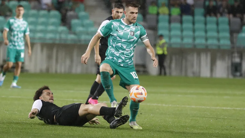 Fotografija: Kapetan Timi Max Elšnik je stisnil zobe in se v zvezni vrsti dobro kosal z gostitelji, dokler je imeli dovolj moči. FOTO: Leon Vidic/Delo