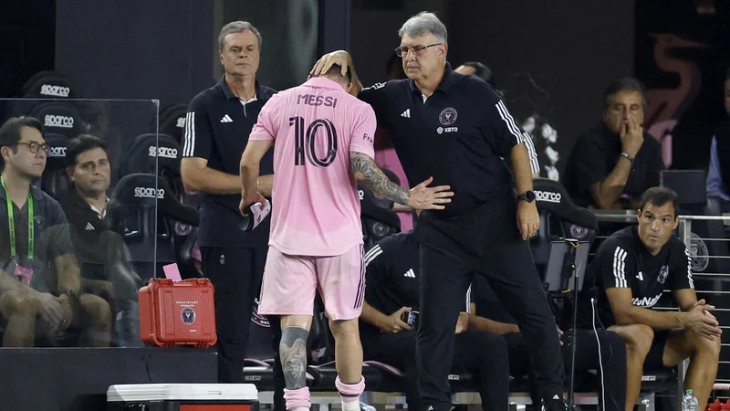 Fotografija: Je Lionel Messi preutrujen ali gre za kaj hujšega, so se spraševali navijači Interja iz Miamija ob odhodu Argentinca z igrišča v 37. minuti. FOTO: Carmen Mandato/Getty Images Via Afp