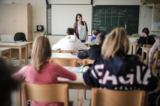 Med zaposlenimi z najnižjimi plačami so tudi delavci za pomoč pri pouku. FOTO: Uroš Hočevar/Delo