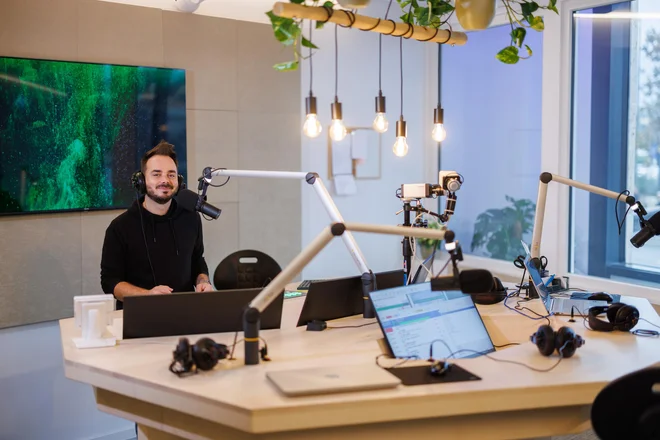 Radio Capris ima po podatkih Mediane 72.000 tedenskih poslušalcev. Na fotografiji voditelj Žiga Rustja. FOTO: Jaka Ivančič