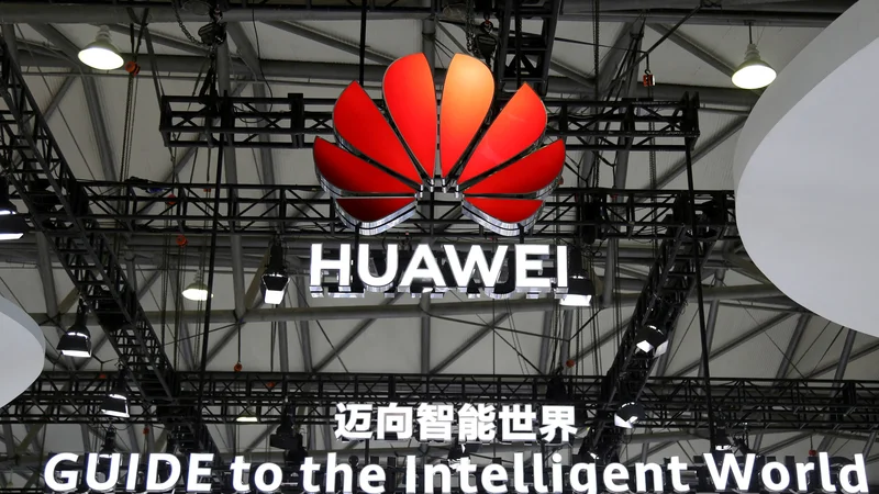 Fotografija: Kitajski Huawei, ki je največji dobavitelj telekomunikacijskih komponent na svetu, se bo moral do začetka januarja 2023 v veliki meri umakniti iz Nemčije. FOTO: Reuters