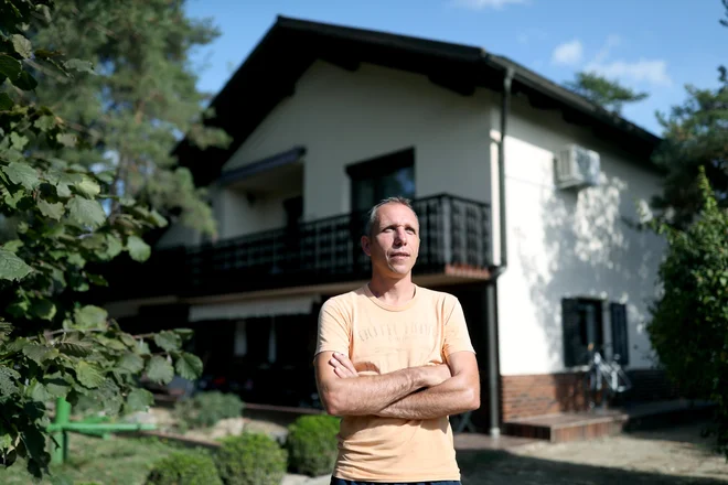 Bojan Arčan noče oditi. »Zdaj končno urejajo Savinjo, česar prej niso počeli dvajset let. Če bi bilo to prej urejeno, brežin ne bi odneslo in o selitvi se sploh ne bi pogovarjali,« pravi. FOTO: Blaž Samec/Delo