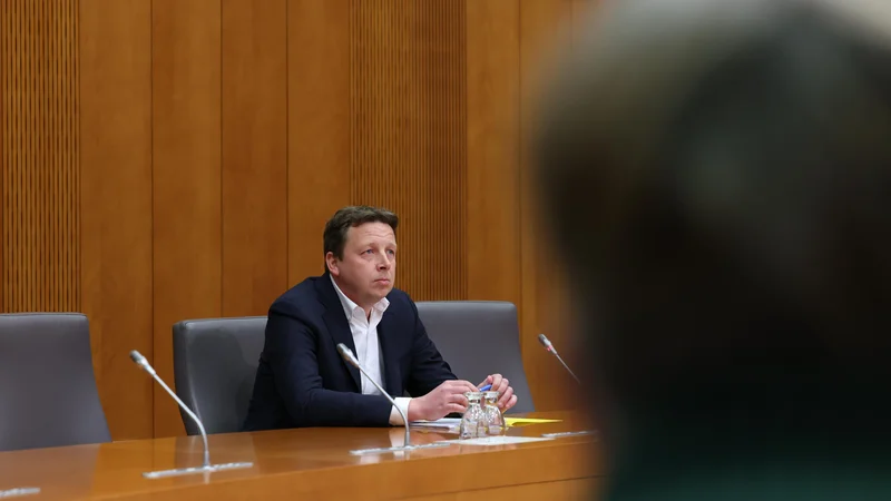 Fotografija: Zoran Mojškerc je s svojega transakcijskega računa, so ugotovili na preiskovalni komisiji, v zadnjih dveh letih dvignil večje količine gotovine iz različnih poslovnih razmerij. FOTO: Državni zbor