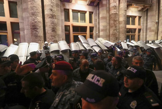 Azerbajdžan in Armenija, katere uradna vojska v zadnjih spopadih ni sodelovala, sta sicer že desetletja v sporu zaradi Gorskega Karabaha. FOTO: Irakli Gedenidze/Reuters