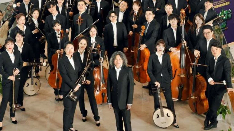 Fotografija: Med jesensko evropsko turnejo, ki bo potekala v najprestižnejših koncertnih dvoranah, od Berlinske filharmonije, leipziškega Gewandhausa, salzburškega Festspielhausa do dunajskega Musikvereina, se bo Kitajski orkester iz Sudžova prvič predstavil tudi v Sloveniji. FOTO: promocijsko gradivo