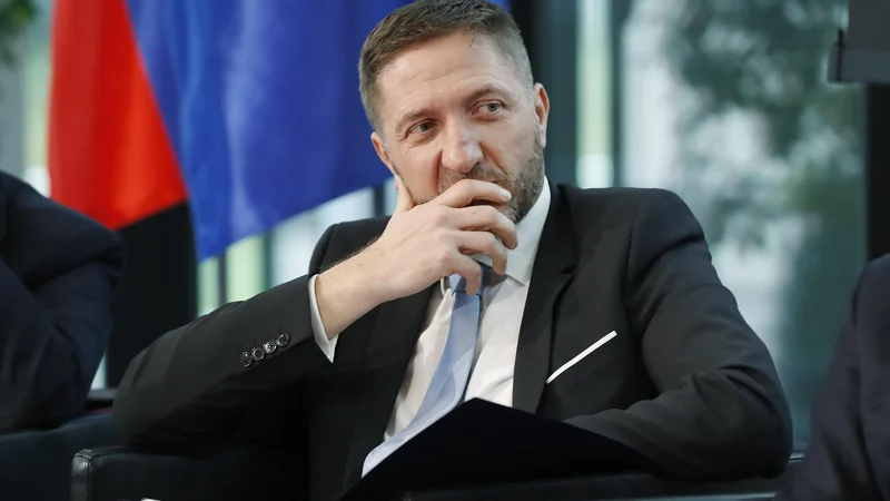 Fotografija: Smo v negotovih časih, krize prihajajo druga za drugo, pravi minister za finance Klemen Boštjančič, od katerega gospodarstvo pričakuje nadaljevanje zastale davčne reforme. Foto Leon Vidic