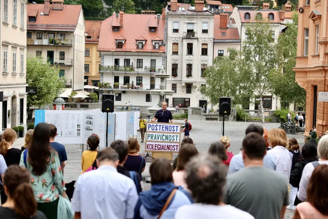 Primerno plačilo za zahtevno delo je nujno za ohranitev kadra, kakovosti opravljanja tovrstnega dela ter razvoj znanosti in izobraževanja, so poudarili na shodu. FOTO: Črt Piksi/Delo