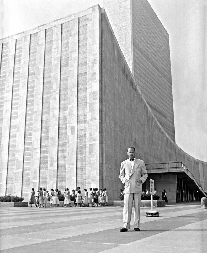 Drugi generalni sekretar Dag Hammarskjöld pred stavbo generalne skupščine. Življenje je izgubil v letalski nesreči leta 1961 v Afriki, istega leta so po njem poimenovali knjižnico na območju ZN. FOTO: Wikipedija