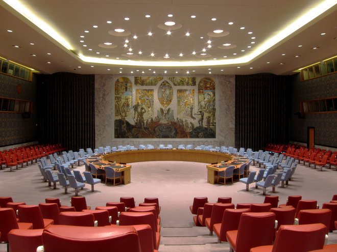 Dvorana varnostnega sveta ZN, ki jo je kot darilo Norveške oblikoval norveški arhitekt Arnstein Arneberg, je v Konferenčni stavbi, v kateri je dvorana ekonomskega in socialnega sveta, nekdanjega skrbniškega sveta ter še nekaj drugih konferenčnih dvoran. FOTO: Wikipedija