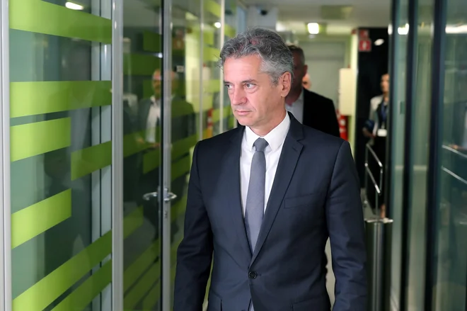 Z objavami nekdanjega predsednika republike Boruta Pahorja smo tako dobili kralja instagrama in očitno mu prek nasvetov svojih komunikatorjev sledi tudi sedanji predsednik vlade, ki pa je (tudi) z amatersko samopromocijsko polomijo v obliki čestitke priznani kuharski mojstrici udaril povsem mimo. FOTO: Blaž Samec/Delo