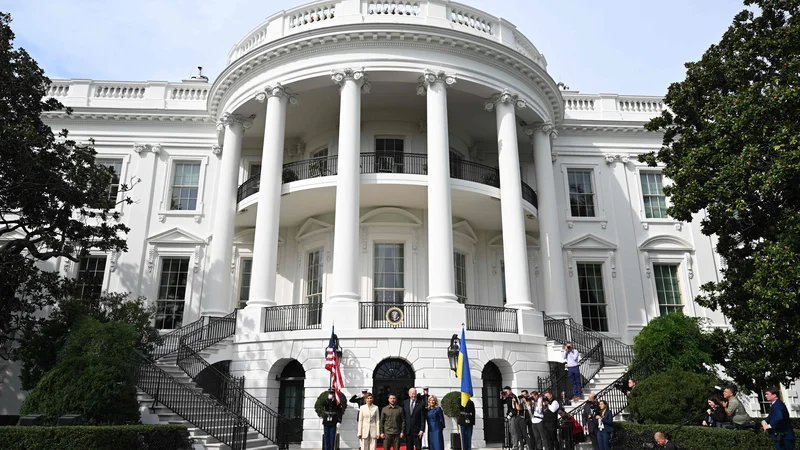 Fotografija: Ameriški predsednik Joe Biden in prva dama Jill pozdravljata ukrajinski prvi par Volodimirja Zelenskega in njegovo Oleno. FOTO: Saul Loeb/Afp