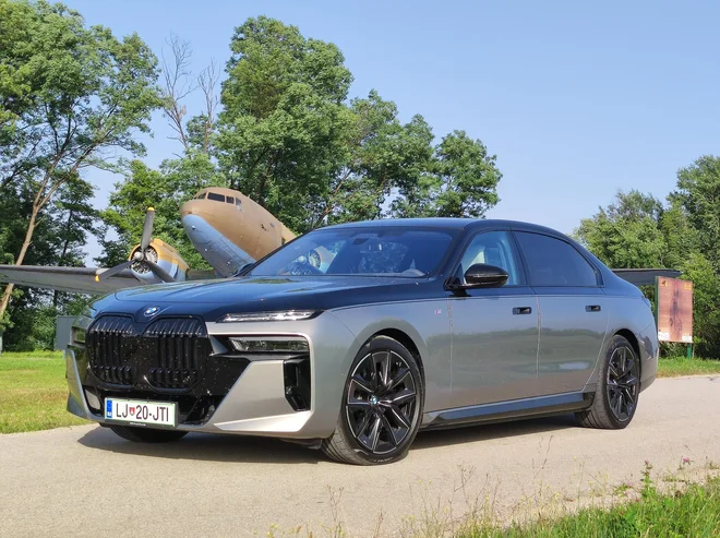 BMW i7 je kot rojen za prestop iz zasebnega letala. Vožnja z njim je udobna, vozniku ponuja dovolj agilnosti, potnikom, predvsem tistemu, ki je najpomembnejši, pa omogoča zabavo ali počitek. FOTO: Boštjan Okorn